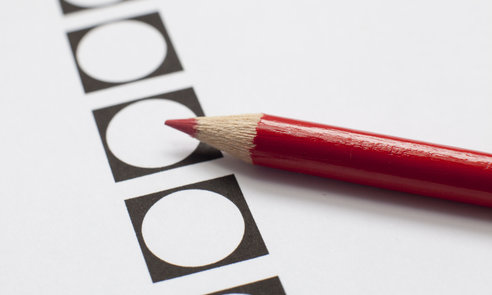 feuille de vote et crayon rouge