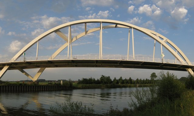 De Walfridusbrug over het Van Starkenborghkanaal in de stad Groningen